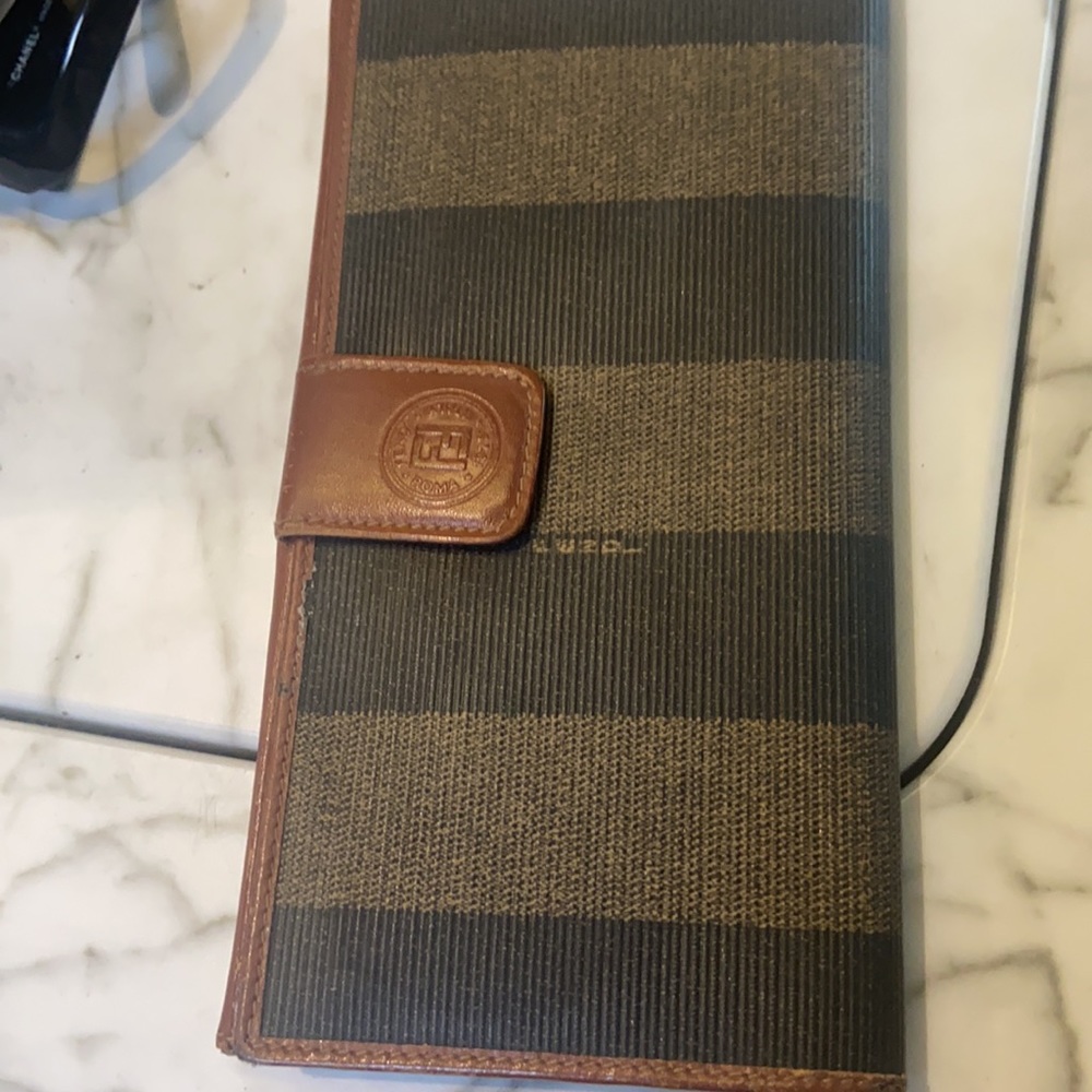Large Fendi wallet. 100% authentic💋